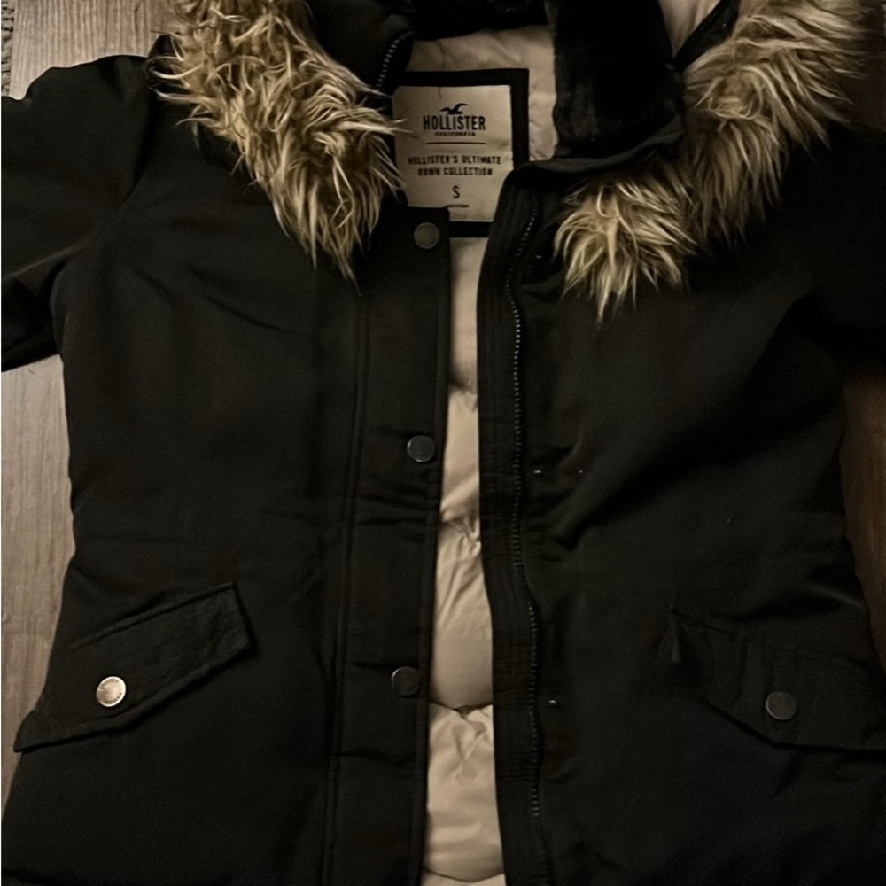 Hollister Women's Black Puffer Jacket with Faux Fur